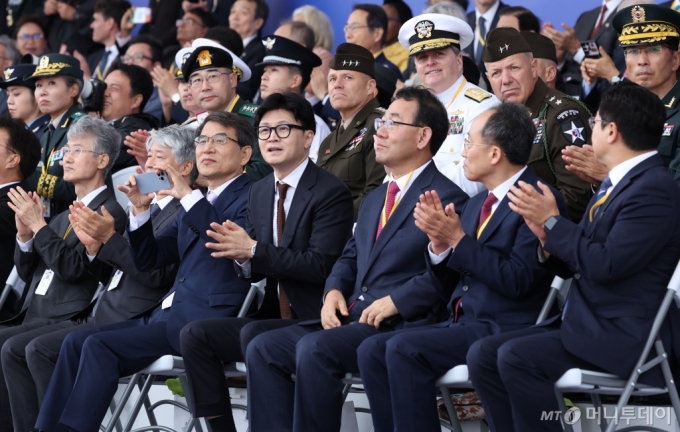 [성남=뉴시스] 조수정 기자 = 한동훈 국민의힘 대표가 1일 성남 서울공항에서 열린 건군 제76주년 국군의날 기념식에서 박수치고 있다. 2024.10.01. chocrystal@newsis.com /사진=조수정