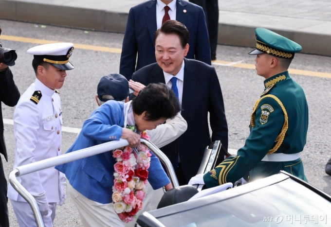 [서울=뉴시스] 최진석 기자 = 윤석열 대통령이 1일 서울 광화문 일대에서 열린 건군 76주년 국군의날 시가행진에서 카 퍼레이드를 마친 호국영웅인 송치선, 안상정 6.25 참전용사들을 맞이하고 있다. (대통령실통신사진기자단) 2024.10.01. myjs@newsis.com /사진=