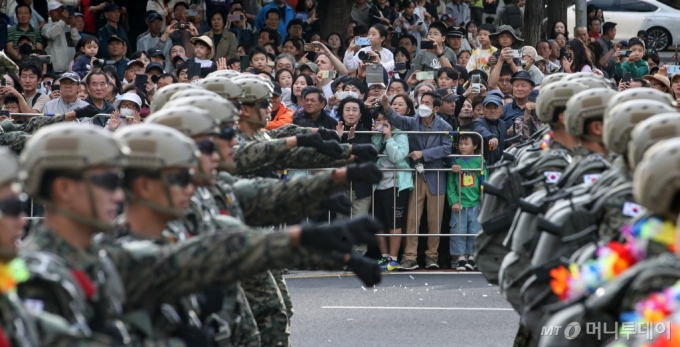 (서울=뉴스1) 이승배 기자 = 건군 제76주년 국군의 날인 1일 오후 서울 세종대로 일대에서 열린 시가행진에서 시민들이 행진을 바라보고 있다.  '강한 국군, 국민과 함께!' 라는 주제로 열린 이날 시가행진에는 병력 5000여명과 83종 340여 대의 장비가 참여했다. 2024.10.1/뉴스1  Copyright (C) 뉴스1. All rights reserved. 무단 전재 및 재배포,  AI학습 이용 금지. /사진=(서울=뉴스1) 이승배 기자