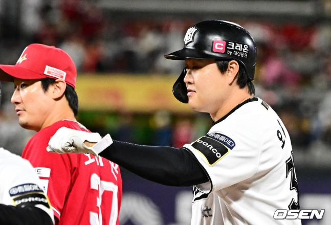 KT 오재일(오른쪽)이 1일 수원 SSG와 2024 KBO 5위 타이브레이커 게임 8회 말 무사 1루에서 김광현에게 안타를 쳤다.