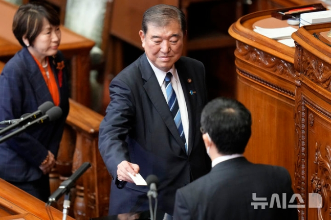 [도쿄=AP/뉴시스] 일본 집권당 자민당 이시바 시게루(가운데) 신임 총재가 1일 중의원 본회의에서 열린 총리 선출 투표에서 투표를 하고 있는 모습.