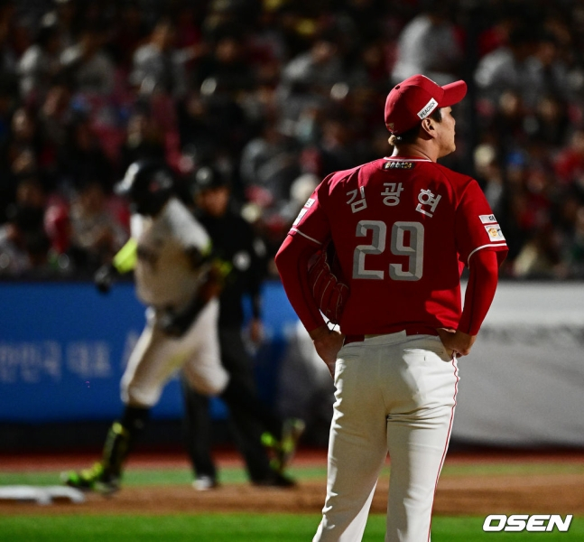 SSG 豤() 1 KTũ  2024 KBO  5  8ȸ   1, 3缭  Ͻ ִϾ Ȩ ° ƽϰ ִ. 