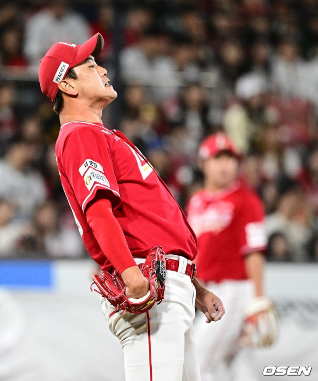 SSG 김광현이 1일 수원KT위즈파크에서 열린 2024 KBO 리그 5위 결정전 8회 말 무사 1, 3루서 멜 로하스 주니어에게 홈런을 맞고 아쉬워하고 있다. 