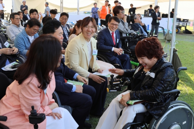 장미란 차관이 김승수, 김예지 국민의힘 의원 및 한국장애인문화예술단체총연합회 관계자들과 개막식에서 담소를 나누고 있다.