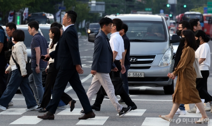 서울 광화문 네거리에서 시민들이 긴소매 옷을 입고 출근하고 있다. /사진=뉴스1