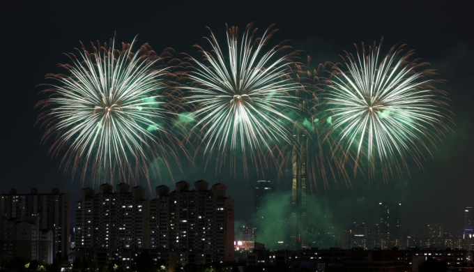 서울 여의도 한강공원 일대에서 열린 '2023 서울세계불꽃축제'에서 중국팀의 불꽃쇼가 진행되고 있다.  /사진=뉴스1