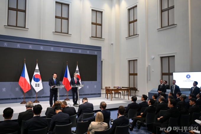 지난달 20일(현지시간) 체코 프라하를 방문한 윤석열 대통령이 프라하 체코 정부청사에서 페트르 피알라 체코 총리와 한·체코 공동언론발표를 하고 있다. /사진=뉴스 1 