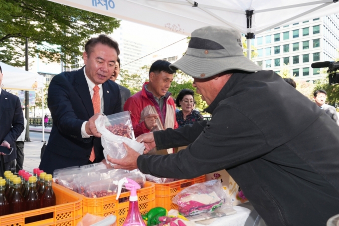 예금보험공사(이하 예보)가 서울 중구 소재 본사 정문에서 농어가와 사회적경제기업 지원을 위한 2024년도 하반기 '행복예감 직거래장터'를 열었다고 2일 밝혔다. 충주시·농협경제지주·한국농수산식품유통공사와 공동 개최했다. /사진제공=예금보험공사