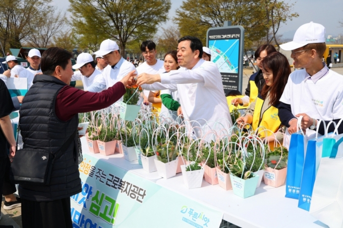 박종길 근로복지공단 이사장이 지난 4월5일 식목일에 서울 여의도한강공원에서 시민들 대상 씨앗키트 등을 나눠주며 '푸른씨앗' 홍보에 나선 모습/사진=근로복지공단