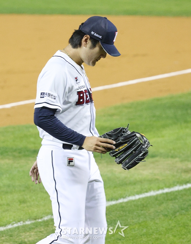 '2024 KBO 포스트시즌 와일드카드 결정1차전' 두산-KT전이 2일 서울 잠실야구장에서 열렸다.  두산 선발 곽빈이 제구 난조로 2회초 발라조빅으로 교체되고 있다. /사진=김진경 대기자