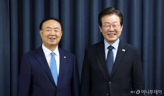 [서울=뉴시스] 김선웅 기자 = 이재명 더불어민주당 대표가 2일 서울 종로구 한국교회총연합을 예방해 장종현 대표회장과 환담을 나누고 있다. 2024.10.02. mangusta@newsis.com /사진=김선웅