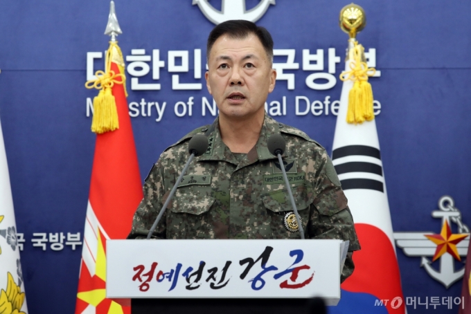 강호필 합동참모본부 차장이 지난해 11월 서울 용산구 국방부 브리핑실에서 북한 군사정찰위성 발사 대비 대북 경고성명을 발표하고 있는 모습. / 사진=뉴스1