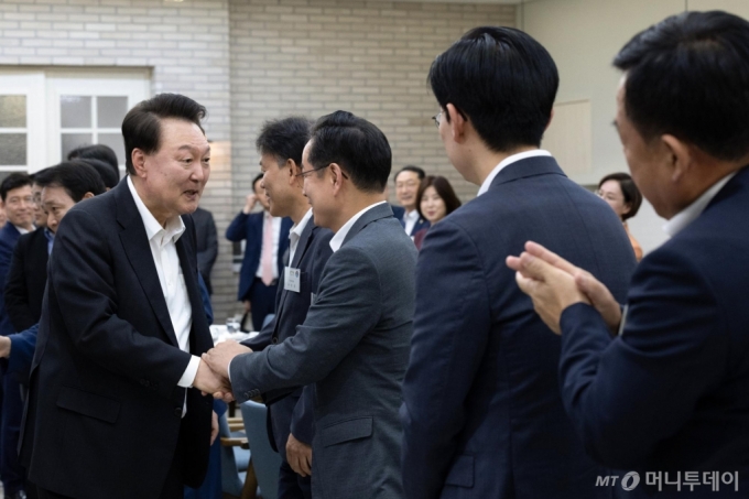 [서울=뉴시스] 최진석 기자 = 윤석열 대통령이 2일 서울 용산 대통령실 파인그라스에서 국민의힘 원내지도부·상임위원장·간사단을 초청해 격려 만찬에서 참석자들과 인사를 나누고 있다. (사진=대통령실 제공) 2024.10.02. photo@newsis.com *재판매 및 DB 금지 /사진=