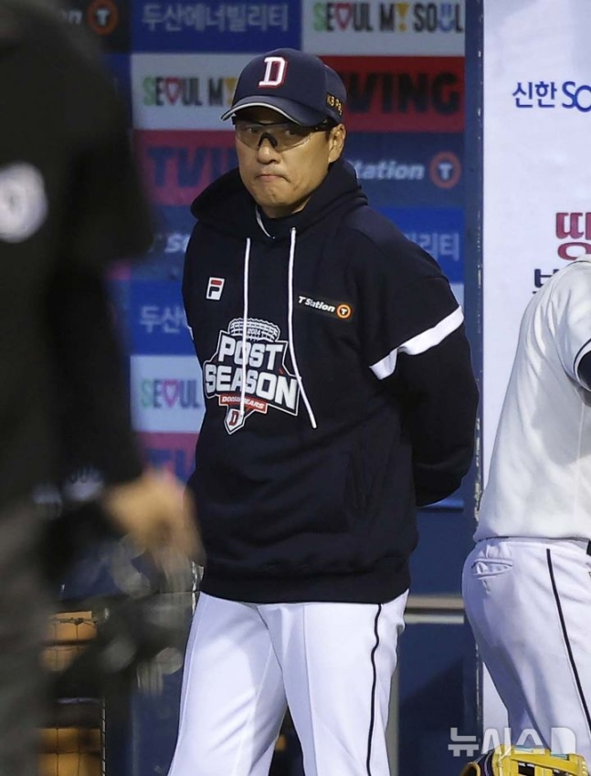 2일 서울 송파구 잠실야구장에서 열린 2024 KBO 포스트시즌 와일드카드 결정 1차전 kt 위즈와 두산 베어스의 경기에 앞서 두산 이승엽 감독이 경기를 기다리고 있다. /사진=뉴시스