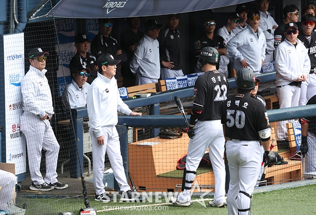 024 KBO 포스트시즌 와일드카드 결정2차전' 두산-KT전이 3일 서울 잠실야구장에서 열렸다.  1회초 1사 KT 로하스가 내야땅볼을 치고 1루 수비방해로 아웃이 선언되자 이강철 감독이 후속타자 장성우를 타석에서 불러들이며 판정에 어필하고 있다.