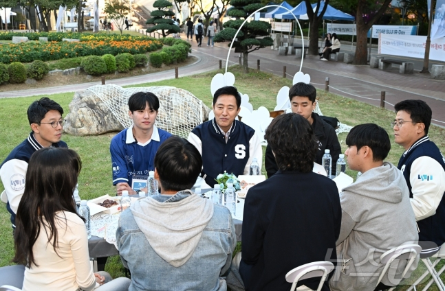 지난 2일 숭실대학교 70주년 대동제를 찾은 오세훈 서울시장이 숭실대 학생들과 함께 이야기를 나누고 있다 /사진제공=서울시 