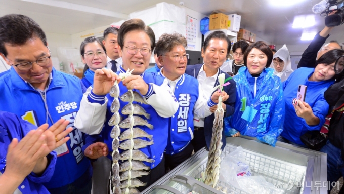  10·16 전남 영광군수 재선거 공식 선거운동이 시작된 3일 오전 영광군 법성면 법성포 굴비거리에서 이재명 민주당 대표와 장세일 후보가 굴비를 살펴보고 있다. 2024.10.3/뉴스1  Copyright (C) 뉴스1. All rights reserved. 무단 전재 및 재배포,  AI학습 이용 금지. 