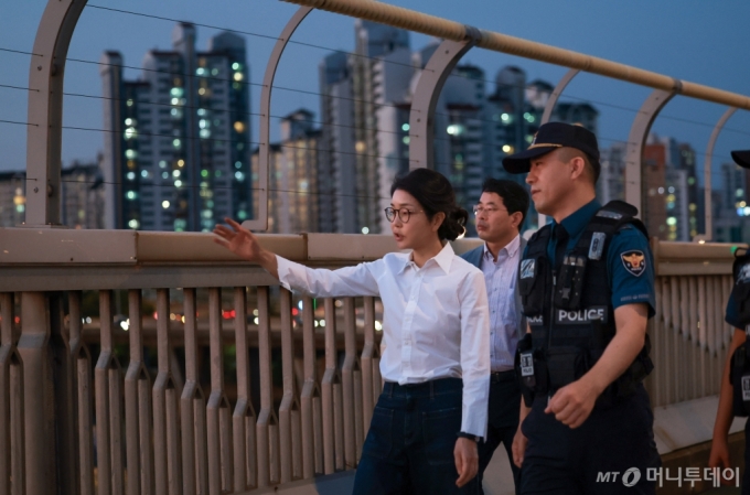 김건희 여사가 10일 ‘세계 자살 예방의 날’을 맞아 서울 마포대교에서 도보 순찰하며 용강지구대 근무자와 대화를 나누고 있다. (대통령실 제공) 2024.9.10/사진=뉴스1 /사진=(서울=뉴스1) 박지혜 기자