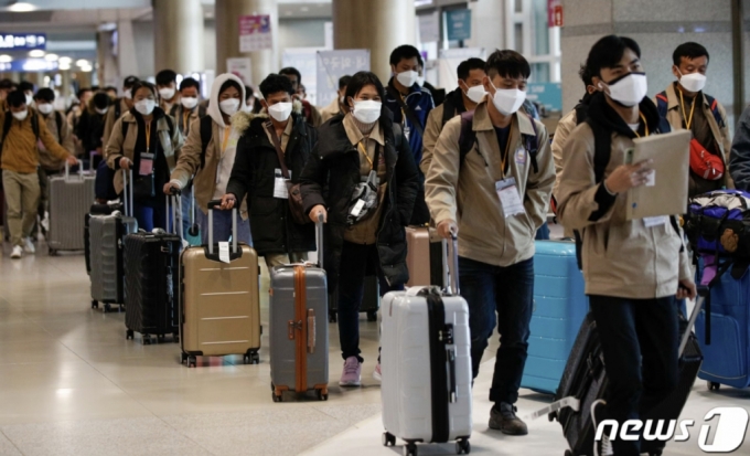 인천국제공항 1터미널에서 국내로 입국한 외국인 노동자들이 버스를 타기 위해 이동하고 있다 /사진=뉴스1 