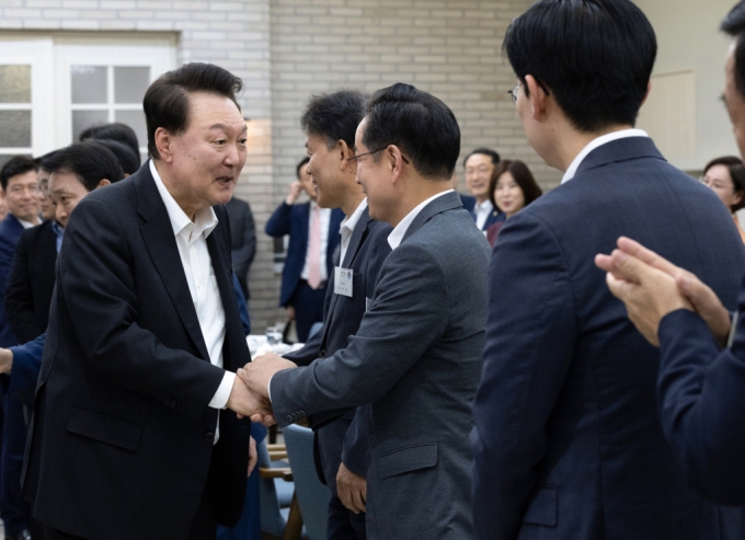 윤석열 대통령이 2일 서울 용산 대통령실 청사에서 열린 국민의힘 원내지도부와 국회 상임위원장 및 간사들과의 만찬에서 참석 의원들과 인사를 나누고 있다. /사진=대통령실 제공