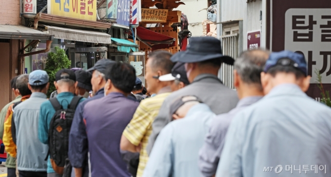 (서울=뉴스1) 장수영 기자 = 노인의 날을 하루 앞둔 1일 오전 서울 종로구 탑골공원 원각사 무료급식소를 찾은 어르신들이 긴 줄을 서고 있다. 2024.10.1/뉴스1  Copyright (C) 뉴스1. All rights reserved. 무단 전재 및 재배포,  AI학습 이용 금지. /사진=(서울=뉴스1) 장수영 기자