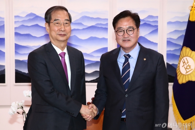 우원식 국회의장과 한덕수 국무총리가  3일 오후 서울 여의도 국회에서 만나 악수하고 있다. 2024.10.3/뉴스1  Copyright (C) 뉴스1. All rights reserved. 무단 전재 및 재배포,  AI학습 이용 금지. 