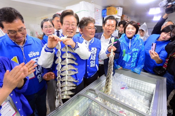  10·16 전남 영광군수 재선거 공식 선거운동이 시작된 3일 오전 영광군 법성면 법성포 굴비거리에서 이재명 민주당 대표와 장세일 후보가 굴비를 살펴보고 있다. 2024.10.3/뉴스1  Copyright (C) 뉴스1. All rights reserved. 무단 전재 및 재배포,  AI학습 이용 금지. 