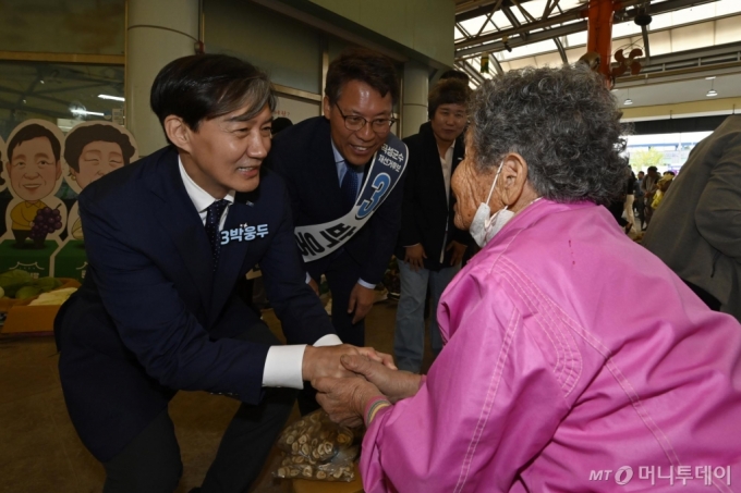  10·16 재보궐선거 공식 선거운동이 시작된 3일 오전 전남 곡성군 곡성기차마을전통시장에서 조국혁신당 박웅두 곡성군수 후보와 조국 대표가 유권자들에게 지지를 호소하고 있다. 2024.10.03. /사진=뉴시스