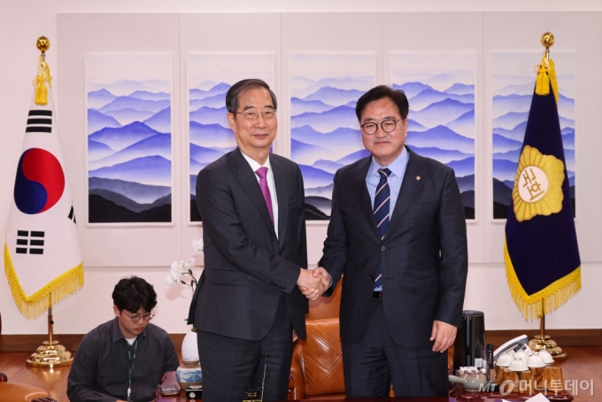  우원식 국회의장이 3일 오후 서울 여의도 국회에서 한덕수 국무총리를 접견하며 기념촬영을 하고 있다. 2024.10.03.  /사진=권창회