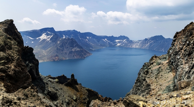 백두산(2,744m) 북파지역 천문봉에서 바라본 천지. /사진=김휘선 기자 /사진=김휘선 기자 hwijpg@