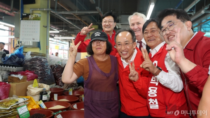  추경호 국민의힘 원내대표가 3일 오후 2024 하반기 재·보궐선거 강화군수에 출마한 박영철 후보 지원을 위해 인천시 강화군 강화풍물시장을 찾아 박 후보와 함께 상인들과 사진을 찍고 있다. 2024.10.3/뉴스1  Copyright (C) 뉴스1. All rights reserved. 무단 전재 및 재배포,  AI학습 이용 금지