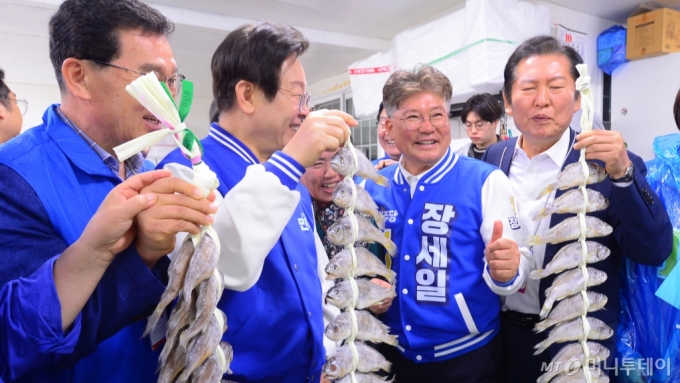  10·16 전남 영광군수 재선거 공식 선거운동이 시작된 3일 오전 영광군 법성면 법성포 굴비거리에서 이재명 민주당 대표가 굴비를 살펴보고 있다. 2024.10.3/뉴스1  Copyright (C) 뉴스1. All rights reserved. 무단 전재 및 재배포,  AI학습 이용 금지. 