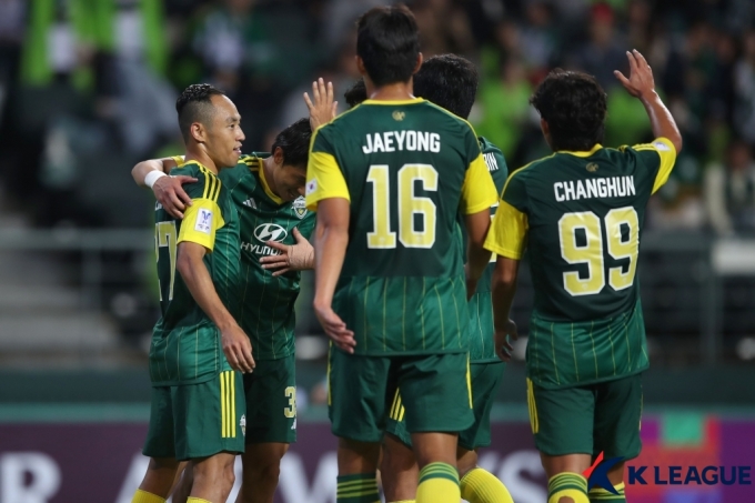 전북 현대 선수들이 무앙통전 득점 후 기뻐하고 있다. /사진=한국프로축구연맹 제공