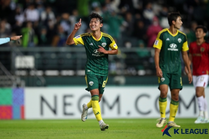 득점 후 손가락을 쳘쳐 보이며 세리머니하는 진태호(왼쪽). /사진=한국프로축구연맹 제공