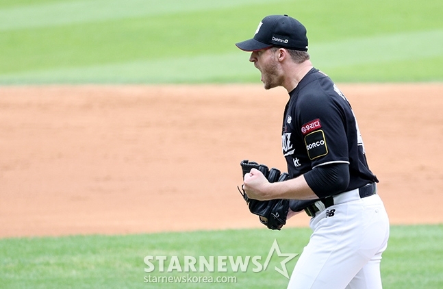 '2024 KBO 포스트시즌 와일드카드 결정2차전' 두산-KT전이 3일 서울 잠실야구장에서 열렸다.  KT 선발 벤자민이 5회말 2사 2루에서 두산 김기연의 투수 앞 땅볼을 직접 처리한 후 포효하고 있다; /사진=김진경 대기자 