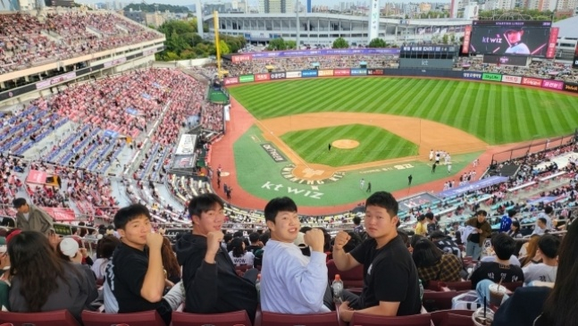 2일 2025 KBO 와일드카드 결정전을 직관한 KT 신인 선수 4명. /사진=KT 위즈 제공