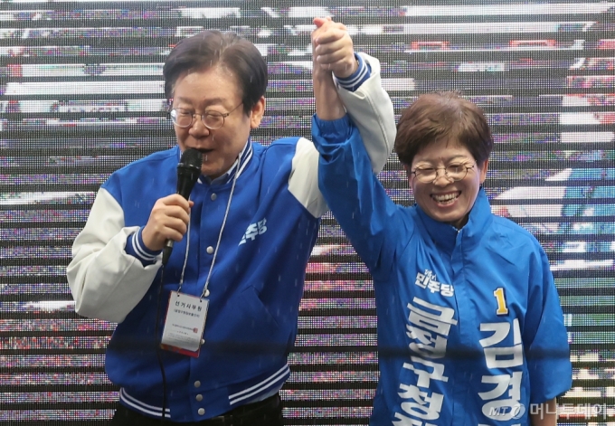 [부산=뉴시스] 하경민 기자 = 이재명 더불어민주당 대표가 3일 오후 부산 금정구 도시철도 1호선 부산대역 앞에서 열린 김경지 금정구청장 보궐선거 후보의 공식 선거운동 출정식에 참석해 김 후보의 지지를 호소하고 있다. 2024.10.03. yulnetphoto@newsis.com /사진=하경민