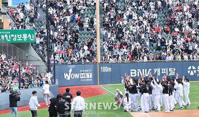 '2024 KBO 포스트시즌 와일드카드 결정2차전' 두산-KT전이 3일 서울 잠실야구장에서 열렸다.  KT가 두산에 1-0으로 승리하며 준플레이오프 진출을 확정한 후 KT 선수들이 팬들과 기쁨을 나누고 있다.