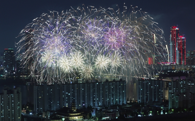 서울 여의도 한강공원 일대에서 열린 '2023 서울세계불꽃축제'에서 화려한 불꽃들이 밤 하늘을 수놓고 있다. /사진=뉴스1