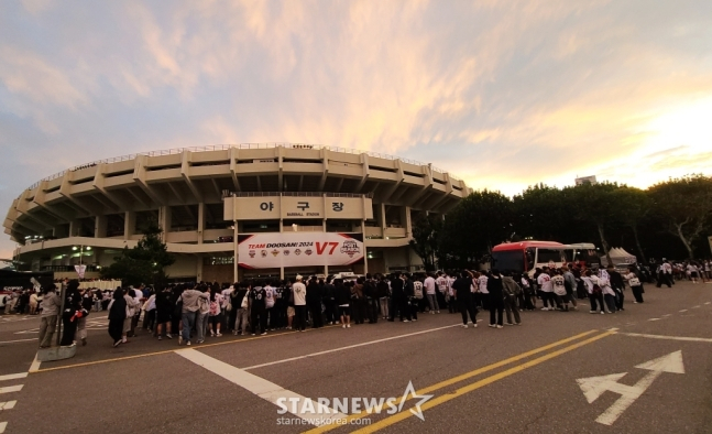 3일 경기 후 두산 팬들이 둘러싸고 있는 잠실구장 중앙출입구 주변 전경. /사진=김우종 기자