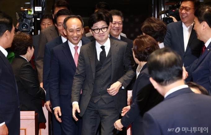 국민의힘 한동훈 대표와 추경호 원내대표가 4일 오전 서울 여의도 국회에서 열린 의원총회에 참석하고 있다. 2024.10.4/사진=뉴스1 /사진=(서울=뉴스1) 김민지 기자