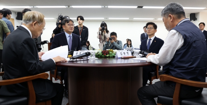 권기섭 경제사회노동위원장이 4일 서울 종로구 경제사회노동위원회에서 열린 노사정 대표자 회의에 참석해 모두발언을 하고 있다. /사진=뉴시스