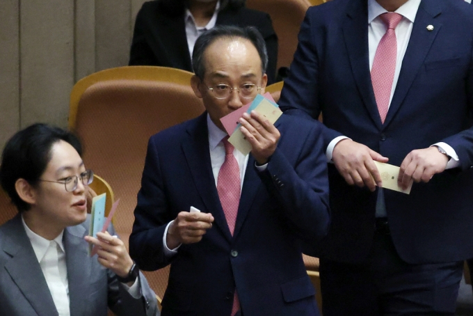 추경호 국민의힘 원내대표가 4일 오후 서울 여의도 국회에서 열린 제418회 국회(정기회) 제10차 본회의에서 윤석열대통령배우자김건희의주가조작사건등의진상규명을위한특별검사임명등에관한법률안, 순직해병수사방해및사건은폐등의진상규명을위한특별검사의임명등에관한법률안, 지역사랑상품권이용활성화에관한법률일부개정법률안재의의건 기표를 마친 뒤 이동하고 있다. /사진=뉴시스