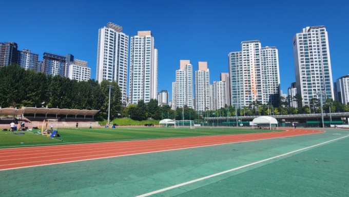 4일 서울 서초구 반포종합운동장. 지난 1일부터 5인 이상 단체 달리기를 금지하는 러닝 트랙 이용규칙이 시행됐다. /사진=김미루 기자