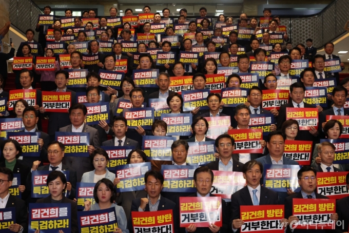 이재명 더불어민주당 대표, 조국 조국혁신당 대표를 비롯한 야당 의원들이 4일 오후 서울 여의도 국회에서 열린 제418회 국회(정기회) 제10차 본회의를 마치고 김건희-순직해병 특검법, 지역화폐법 재의 부결 규탄대회를 하고 있다. 2024.10.04. /사진=뉴시스 /사진=권창회