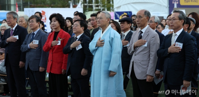 [서울=뉴시스] 고범준 기자 = 유인촌 문화체육관광부 장관 등이 4일 오후 서울 종로구 광화문광장에서 열린 2024 한글주간 개막식에서 국민의례를 하고 있다.   578돌 한글날을 기념해 4일부터 오는 10일까지 광화문 광장과 국립한글박물관 등에서 '2024 한글주간'을 개최한다. 한글주간이란 한글날을 기념하고 한글의 가치를 되새기고자 문화체육관광부가 지정한 날이다. 2024.10.04. bjko@newsis.com /사진=고범준