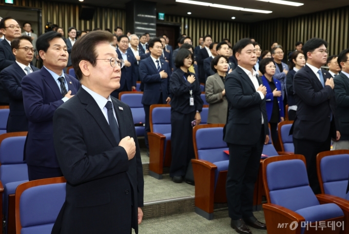 (서울=뉴스1) 김민지 기자 = 더불어민주당 이재명 대표를 비롯한 의원들이 4일 오전 서울 여의도 국회에서 열린 의원총회에서 국민의례를 하고 있다. 2024.10.4/뉴스1  Copyright (C) 뉴스1. All rights reserved. 무단 전재 및 재배포,  AI학습 이용 금지. /사진=(서울=뉴스1) 김민지 기자