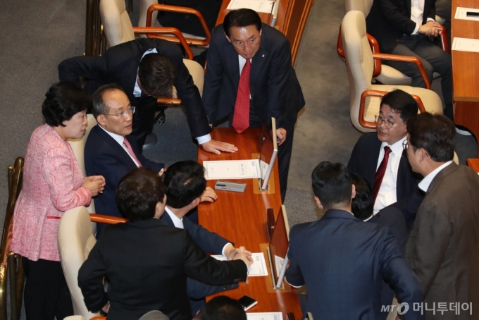 추경호 국민의힘 원내대표와 의원들이 4일 오후 서울 여의도 국회에서 열린 본회의에서 김건희·채해병 특검법, 지역화폐법안 재표결이 부결된후 논의하고 있다. 2024.10.4/사진=뉴스1 /사진=(서울=뉴스1) 이광호 기자