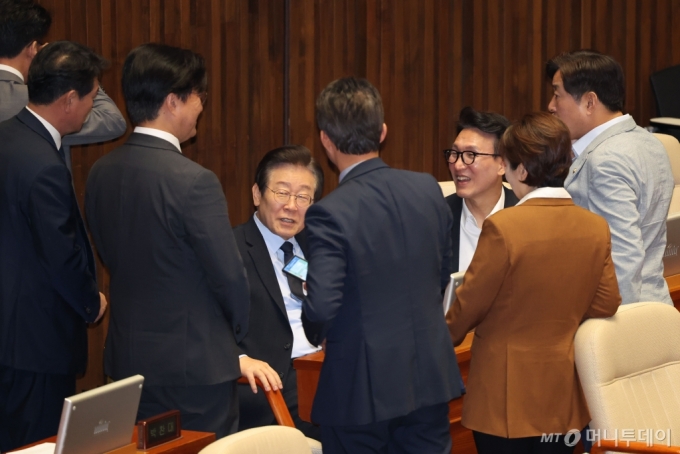 이재명 더불어민주당 대표를 비롯한 의원들이 4일 오후 서울 여의도 국회에서 열린 제418회 국회(정기회) 제10차 본회의에서 김건희 특검법 투표에 앞서 대화를 나누고 있다. 2024.10.04. /사진=뉴시스 /사진=권창회