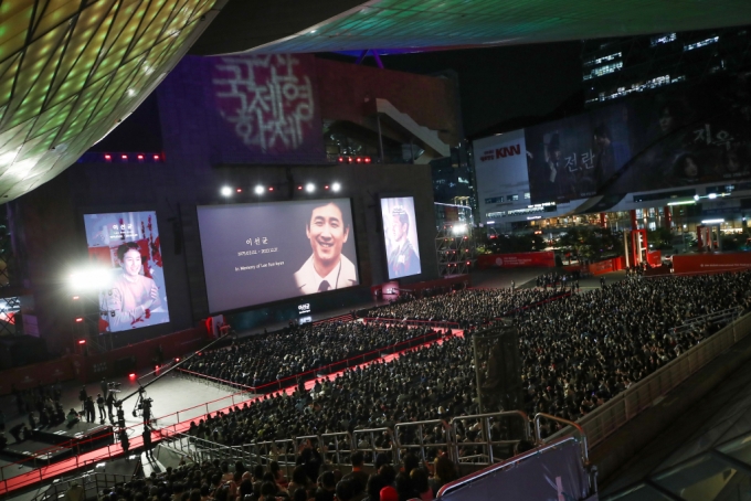 2일 오후 부산 해운대구 영화의전당에서 열린 ‘제28회 부산국제영화제’(BIFF) 개막식에서 '공로상'을 수상한 고 이선균의 영상이 나오는 모습/사진=뉴스1